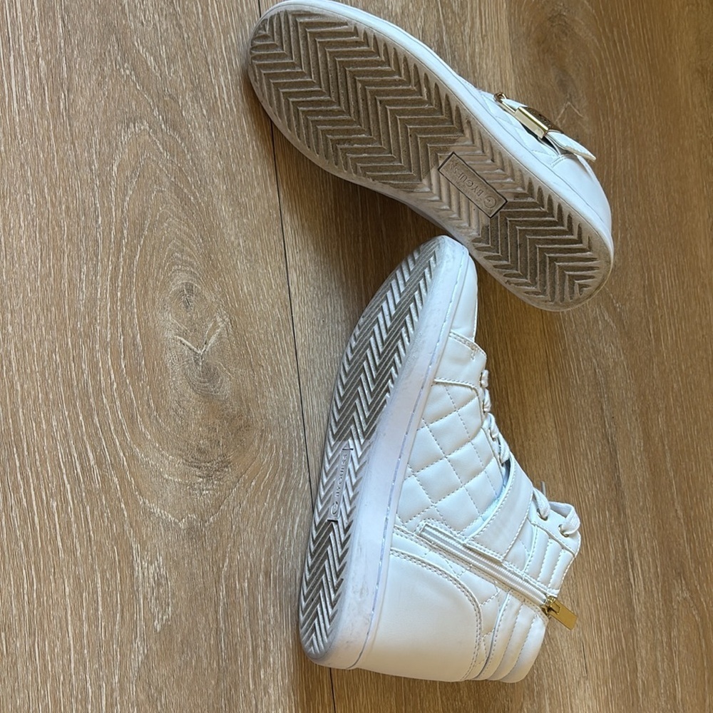 GBG Los Angeles White Quilted Sneakers with Gold Accents - Picture 6 of 13